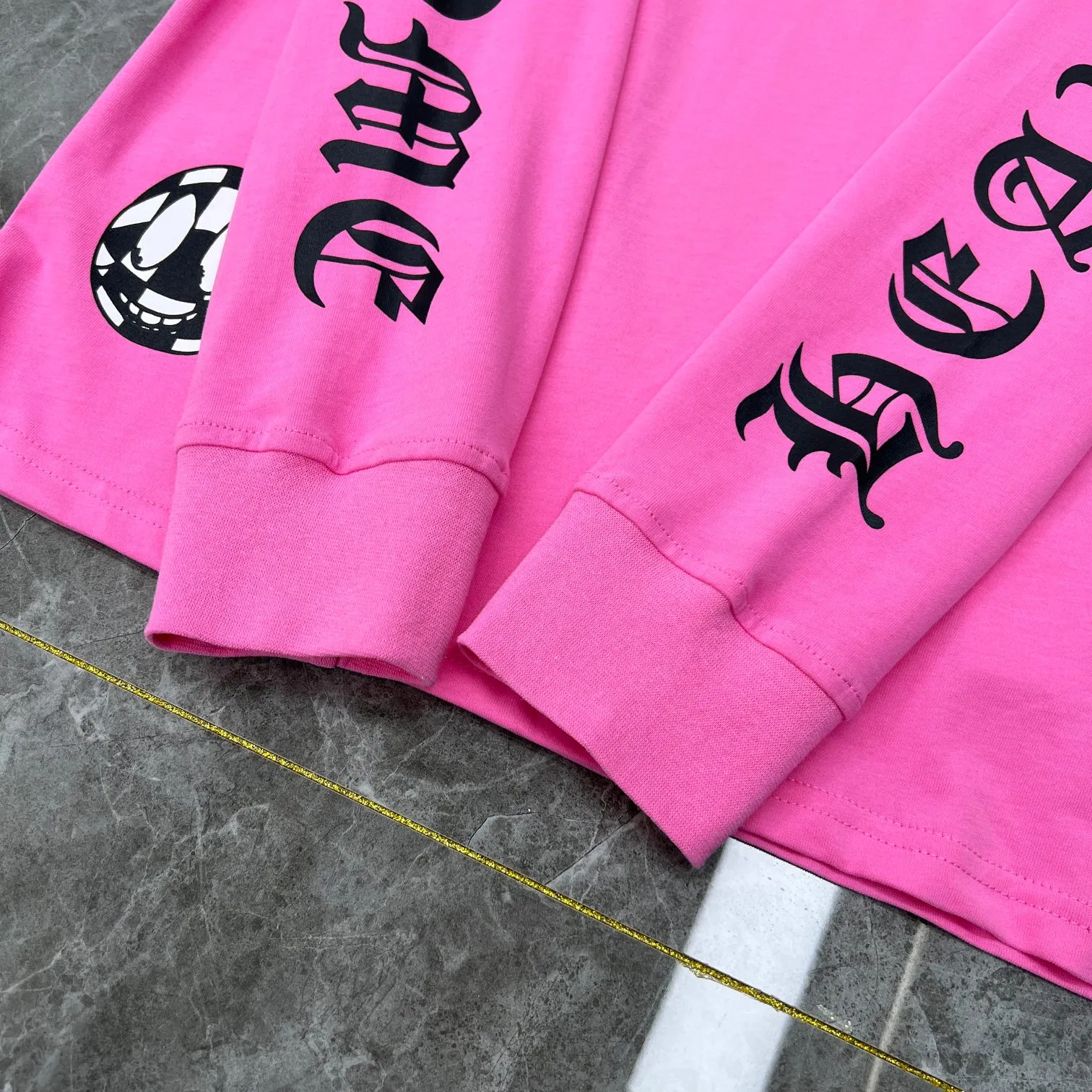 P160 Chrome Hearts 🍁Long T series🍁 Available simultaneously at counters❤️All stars have the same style Chrome Mattyboy graffiti cross Sanskrit ⭐ long-sleeved T-shirt ❤Specially customized original 1:1 high weight comfortable fabric 🌈Recommended color: customized pink🌈 Size: S, M, L, XL